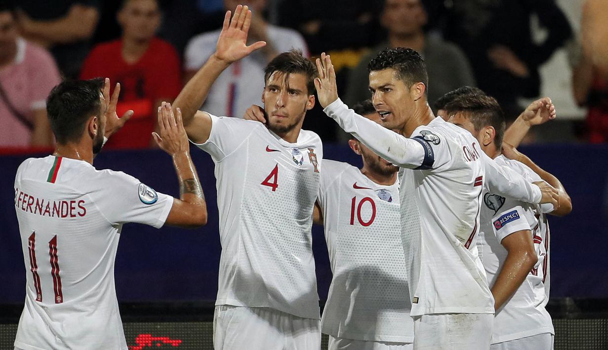 Alasan pertama, Portugal tampil konsisten dalam lima tahun belakangan ini. Di tahun 2016, mereka mampu menyabet gelar Euro 2016 dengan mengalahkan tim-tim seperti Wales, Kroasia, dan Prancis. (Foto: AFP/Pedja Milosavljevic)