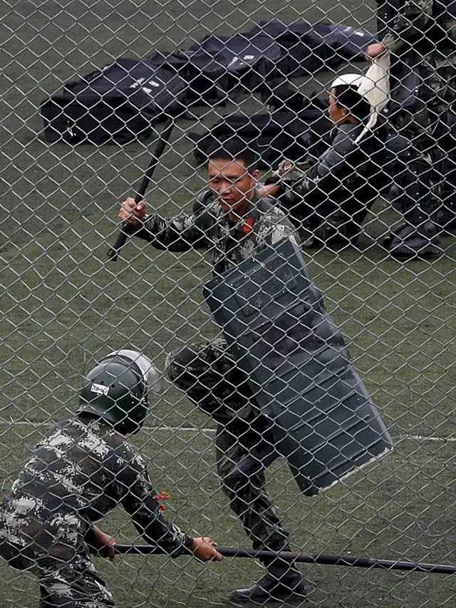 Mengintip Latihan Polisi Militer China di Dekat Perbatasan Hong Kong