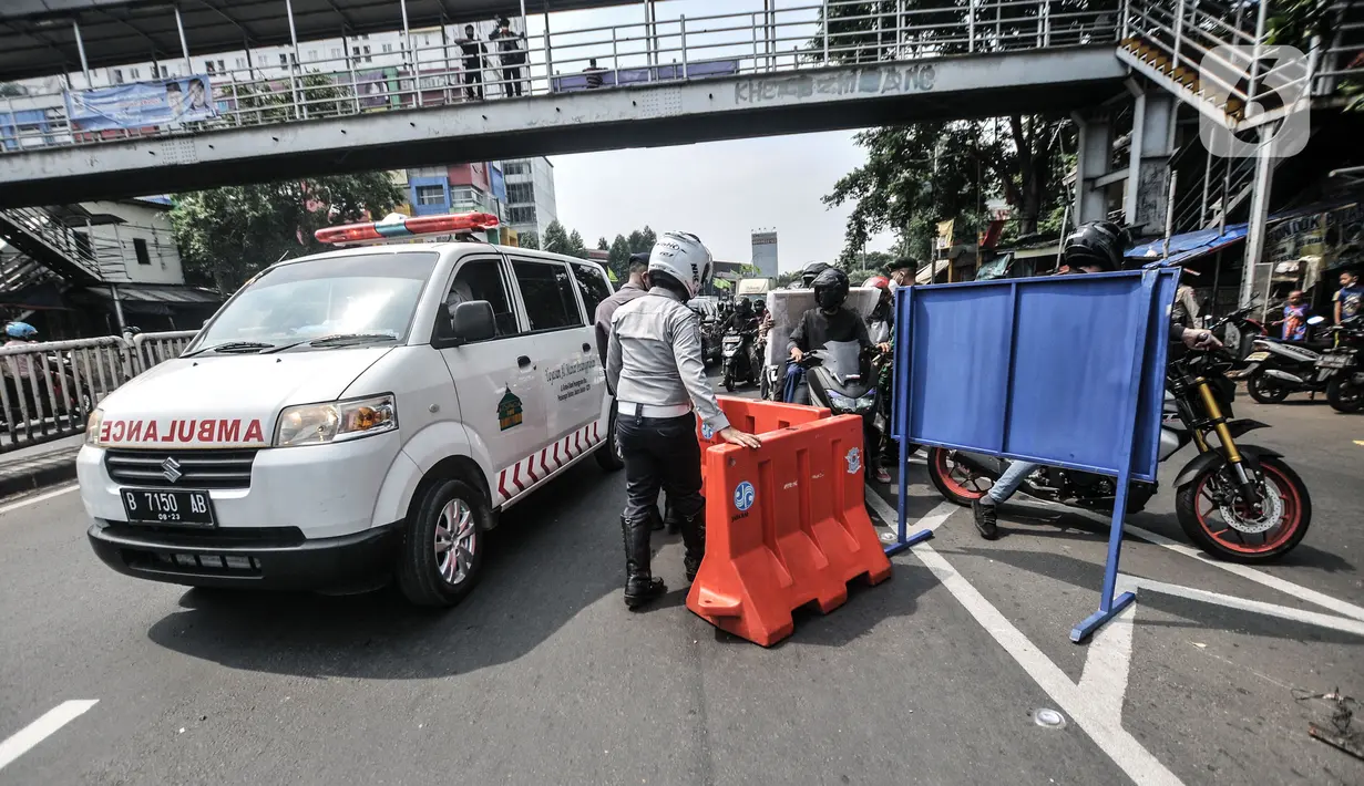 Mobil ambulans diizinkan melintas saat penyekatan mobilitas di Jalan Basuki Rahmat, Jakarta Timur, Kamis (15/7/2021). Kendaraan yang diperbolehkan melintas hanya yang bekerja di sektor esensial dan kritikal serta pengendara yang memiliki Surat Tanda Registrasi Pekerja (STRP). (merdeka.com/Iqbal S Nu