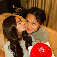 Mahalini saat Beri Kejutan Ulang Tahun suaminya, Rizky Febian ke-28 bawa kue merah. [@ @mahaliniraharja]