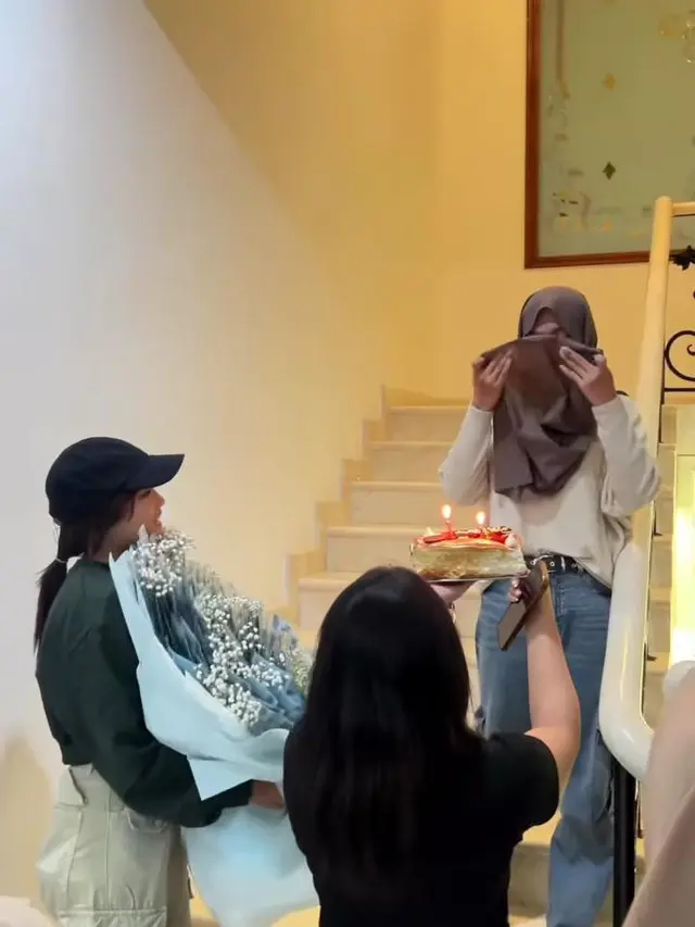 Momen Fuji saat memberi buket uang dan kue ulang tahun (Sumber: Instagram/@fuji_an)