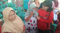 Korban tsunami Selat Sunda, Masrifah mengeluhkan biaya pendidikan anaknya. (Liputan6.com/Yandhi Deslatama)