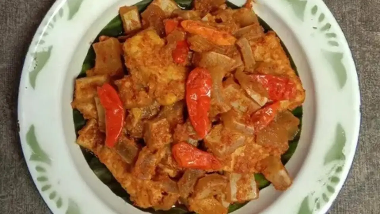 Resep sambal goreng krecek santan untuk disajikan bersama opor ayam saat Lebaran. (dok. Cookpad @adelia_260486)