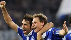 Raul Gonzalez (kiri) dan Benedikt Howedes dua pencetak gol untuk Schalke yang mengalahkan Inter Milan 2-1 pada leg kedua perempat final Liga Champions di Gelsenkirchen, 13 April 2011. Schalke unggul agregat 7-3. AFP PHOTO/DANIEL ROLAND