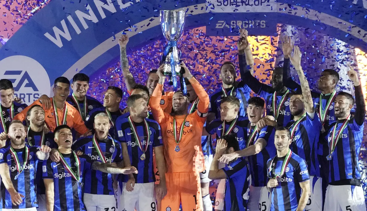 Kiper Inter Milan Samir Handanovic memegang trofi saat merayakan gelar juara Piala Super Italia dengan rekan setimnya setelah mempecundangi rival sekota AC Milan di King Fahd International Stadium, Kamis (19/1/2023) dini hari WIB. Inter Milan dipastikan menjadi juara Piala Super Italia atau Supercoppa Italiana 2022-2023. (AP Photo/Hussein Malla)