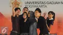 Iko Uwais berselfie bersama penggemarnya saat mengisi acara Emtek Goes To Campus 2016, Yogyakarta, Rabu (2/11). Iko berbagi pengalaman seputar dunia film kepada mahasiswa di Yogya (Liputan6.com/Helmi Afandi)