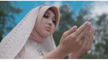 Rilis Single Religi, Ini 6 Potret Lucinta Luna Tampil Berhijab di Video Klip (sumber: YouTube Lucintaluna Manjalita)