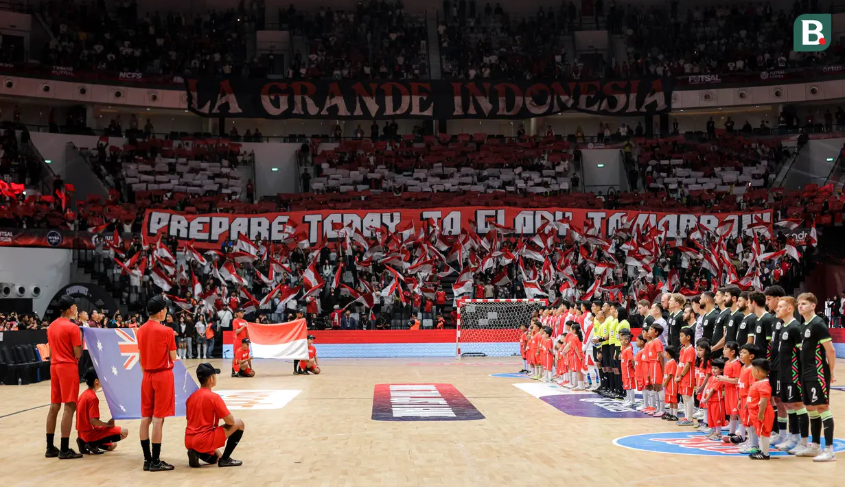 <p>Suporter Indonesia melakukan koreografi saat laga uji coba antara Timnas Futsal Indonesia melawan Australia di Indonesia Arena, Senayan, Jakarta, Sabtu (01/11/2025). (Bola.com/Bagaskara Lazuardi)</p>