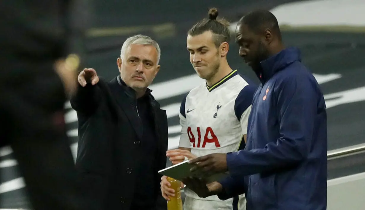 Pelatih Tottenham Hotspur, Jose Mourinho, memberikan arahan kepada Gareth Bale saat melawan West Ham United pada laga Liga Inggris Senin (19/10/2020). Kedua tim bermain imbang 3-3. (AP/Matt Dunham, Pool)