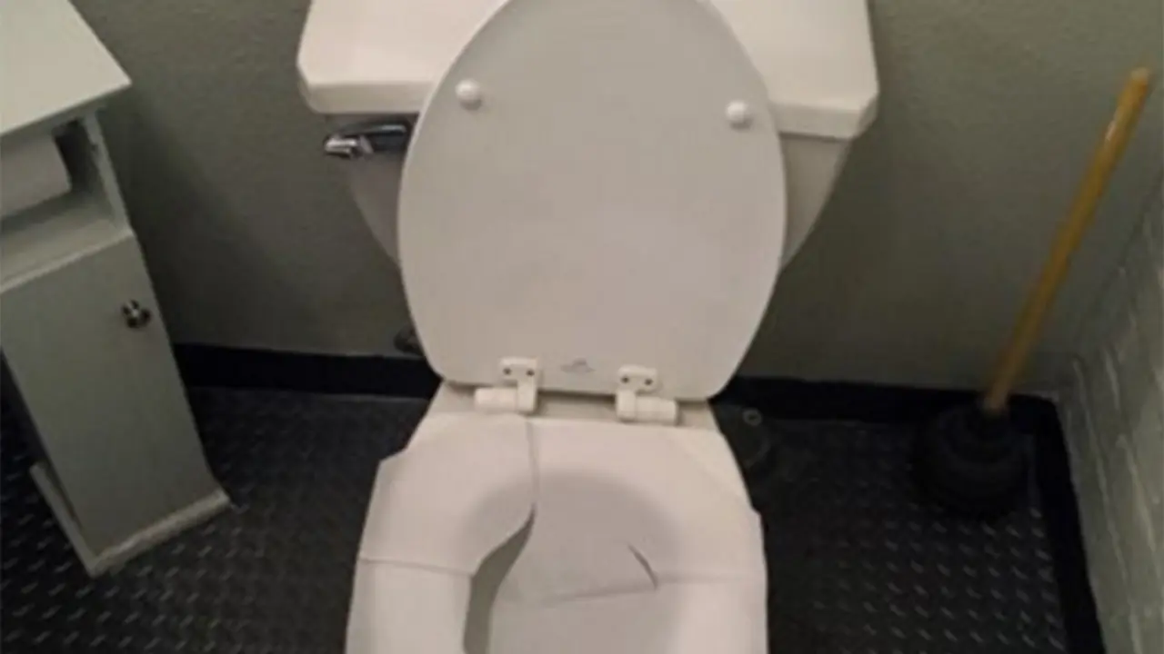 Percuma Taruh Tisu Seperti Ini Pada Dudukan Toilet