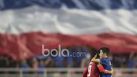 Pemain Timnas Indonesia, Ferdinand Sinaga berpelukan dengan pemain Thailand usai laga Final leg kedua Piala AFF 2016 di Thailand, (17/12/2016). (Bola.com/Vitalis Yogi Trisna)