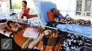 Sejumlah warga korban gempa berbaring di tempat tidur rumah sakit saat menjalani perawatan di Rumah Sakit Umum Daerah Pidie Jaya, Aceh, Kamis (8/12). Rata-rata korban gempa tinggal di rumah toko di beberapa titik di Pidie Jaya. (Liputan6.com/Angga Yuniar)