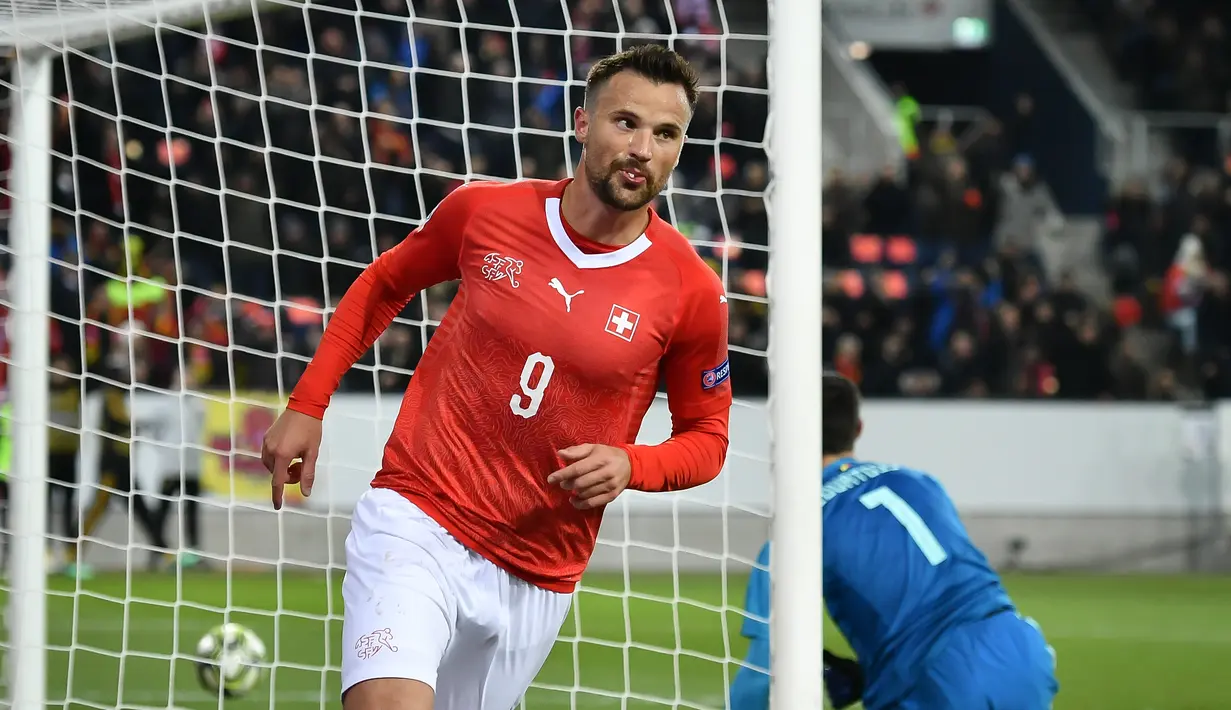 Bomber timnas Swiss Haris Saferovic menjadi bintang dengan tiga gol yang berhasil disarangkan ke gawang Belgia pada laga Nations League yang berlangsung di stadion Swissporarena, Senin (19/11). Timnas Swiss menang 5-2. (AFP/Fabrice Coffrini)