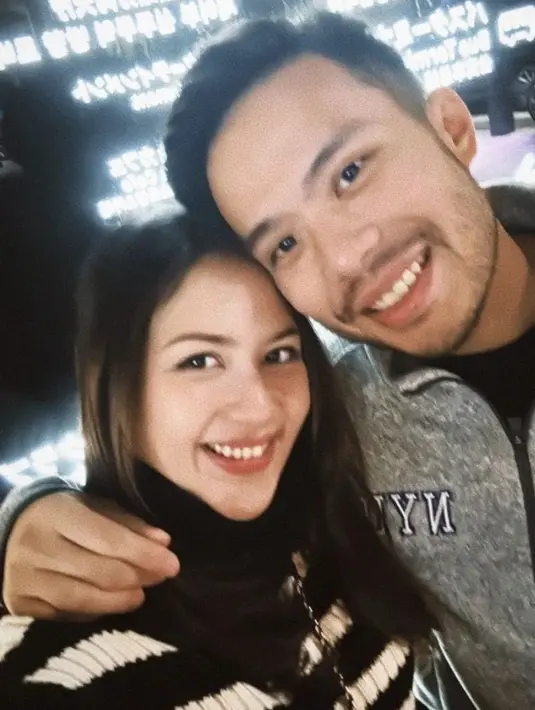 Istri Yakup Hasibuan ini cukup tampil dengan lipstik nude dan wajah yang natural tanpa makeup berlebih.  [@jscmila]