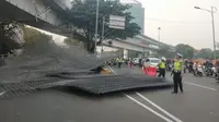 Truk Terguling di Tomang, Besi 30 Ton Berserakan Tutup Akses Tol Kebon Jeruk