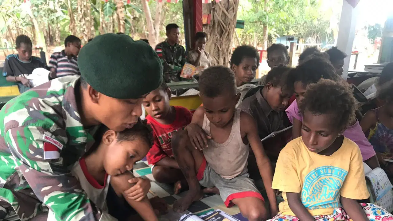 Satgas Pamtas RI-PNG Yonif 411 Kostrad Berikan Bimbel Kepada Anak-Anak Sekolah