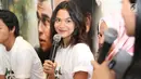 Aktris Putri Marino dalam konferensi pers film Jelita Sejuba (Mencintai Ksatria Negara) di Jakarta, Rabu (7/3). Putri berperan sebagai istri tentara yang hatinya selalu bergejolak setiap kali suaminya ditugaskan negara. (Liputan6.com/Immanuel Antonius)