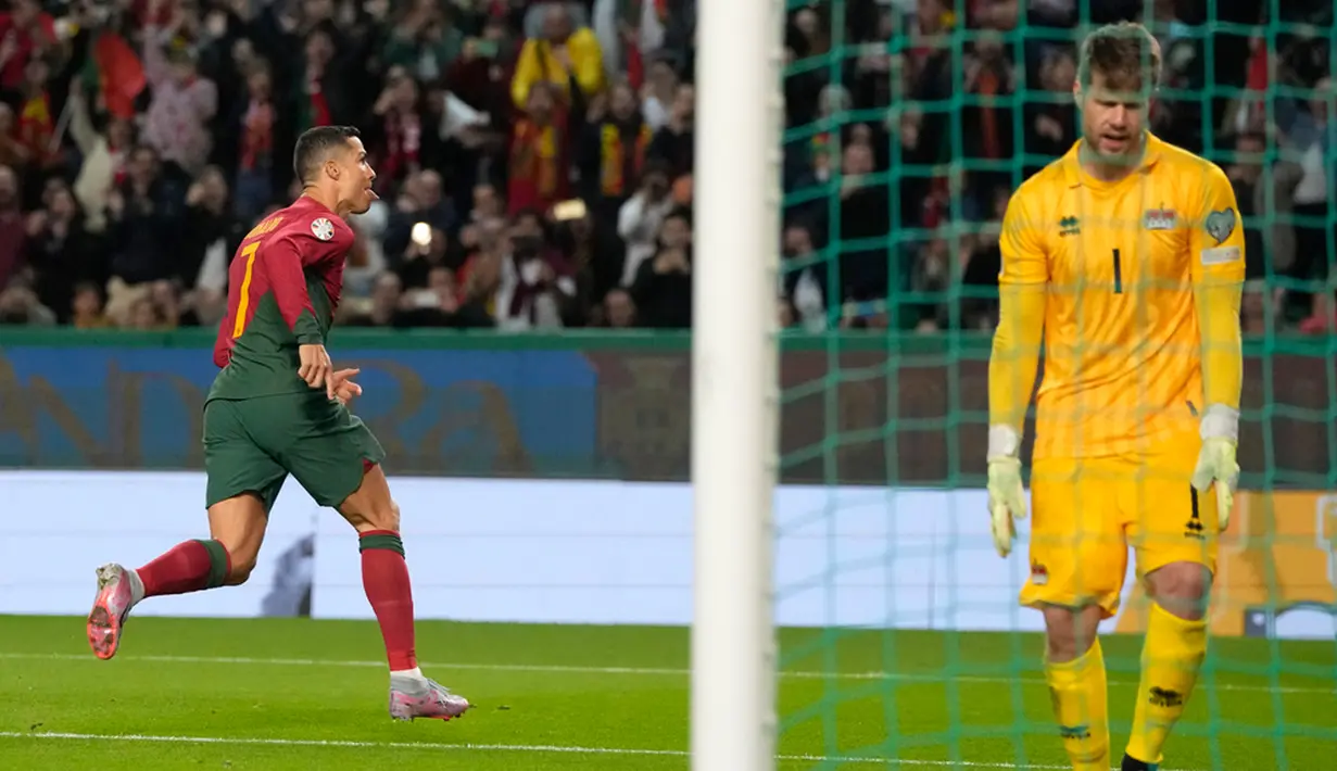 Ronaldo mencetak dua dari empat gol Portugal ke gawang Liechtenstein di Kualifikasi Euro 2024. Pemain Al-Nassr itu juga memecahkan rekor dahsyat di laga Portugal vs Liechtenstein. (AP Photo/Armando Franca)