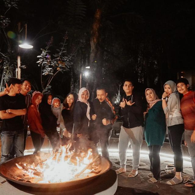 6 Potret Babymoon Adzana Bing Slamet di Dusun Bambu, Romantis Bareng Suami