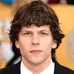 Jesse Eisenberg adalah seorang aktor berambut keriting yang berasal dari Amerika. 