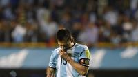 Ekspresi Lionel Messi usai gagal raih kemenangan untuk timnas Argentina dalam pertandingan kualifikasi Piala Dunia 2018 di Buenos Aires, Argentina (5/10). (AFP Photo/Eitan Abramovich)