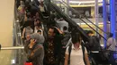 Pengunjung berupaya turun menggunakan eskalator setelah merasakan gempa yang melanda sebuah pusat perbelanjaan di kawasan Jakarta, Jumat (2/8/2019). Berdasarkan data BMKG, gempa bumi memiliki Magnitudo 7,4 dan berpusat di wilayah barat daya Sumur, Banten. (Liputan6.com/Adinda)