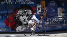 Pesepeda melewati teater yang tutup di London, Inggris, 12 Mei 2020. Sedikitnya 5.000 pekerja teater di Inggris, yang lebih dari separuhnya berada di London, kehilangan pekerjaan selama diberlakukannya kebijakan penutupan (shutdown) akibat merebaknya COVID-19. (Xinhua/Han Yan)