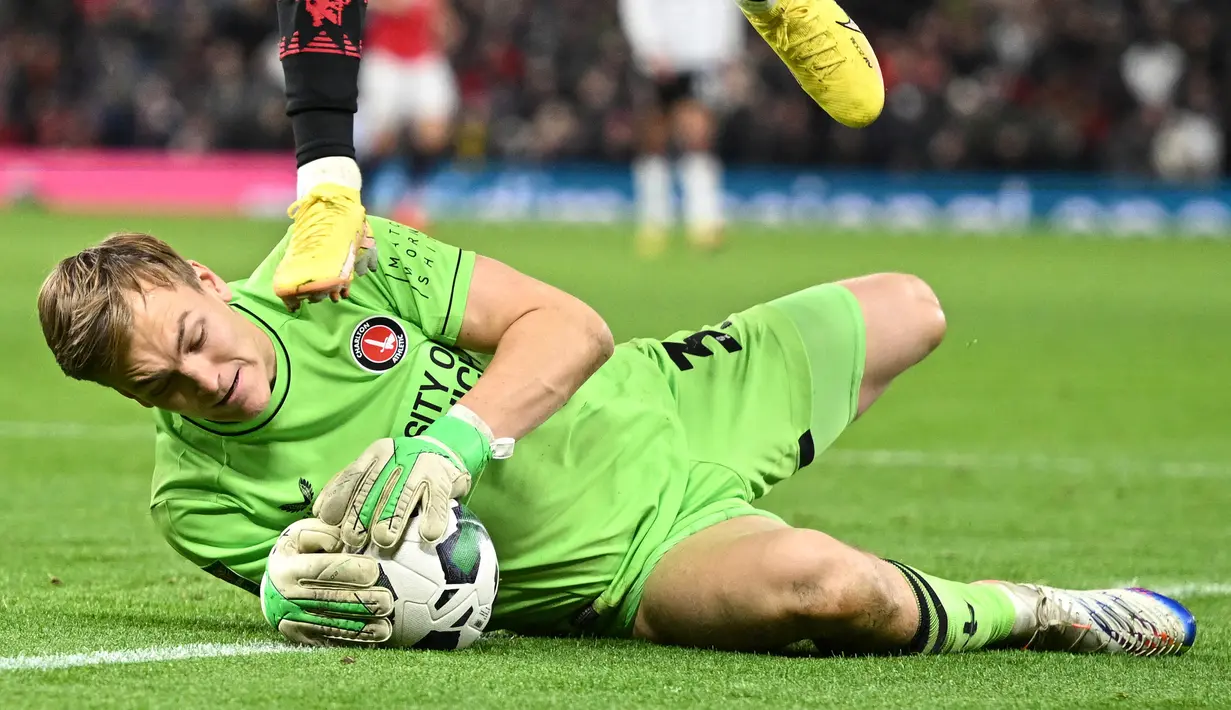 Pada sepuluh menit akhir menjelang waktu normal usai, Manchester United terus menggempur pertahanan Charlton Athletic. Namun berkat penampilan impresif Ashley Maynard-Brewer di bawah mistar gawang Charlton, gol masih urung tercipta. (AFP/Oli Scarff)
