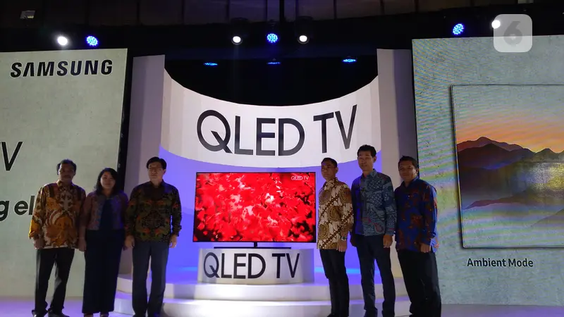 Jae Hoon Kwon President Samsung Electronics Indonesia (ketiga dari kiri) dan jajaran meluncurkan TV QLED Samsung