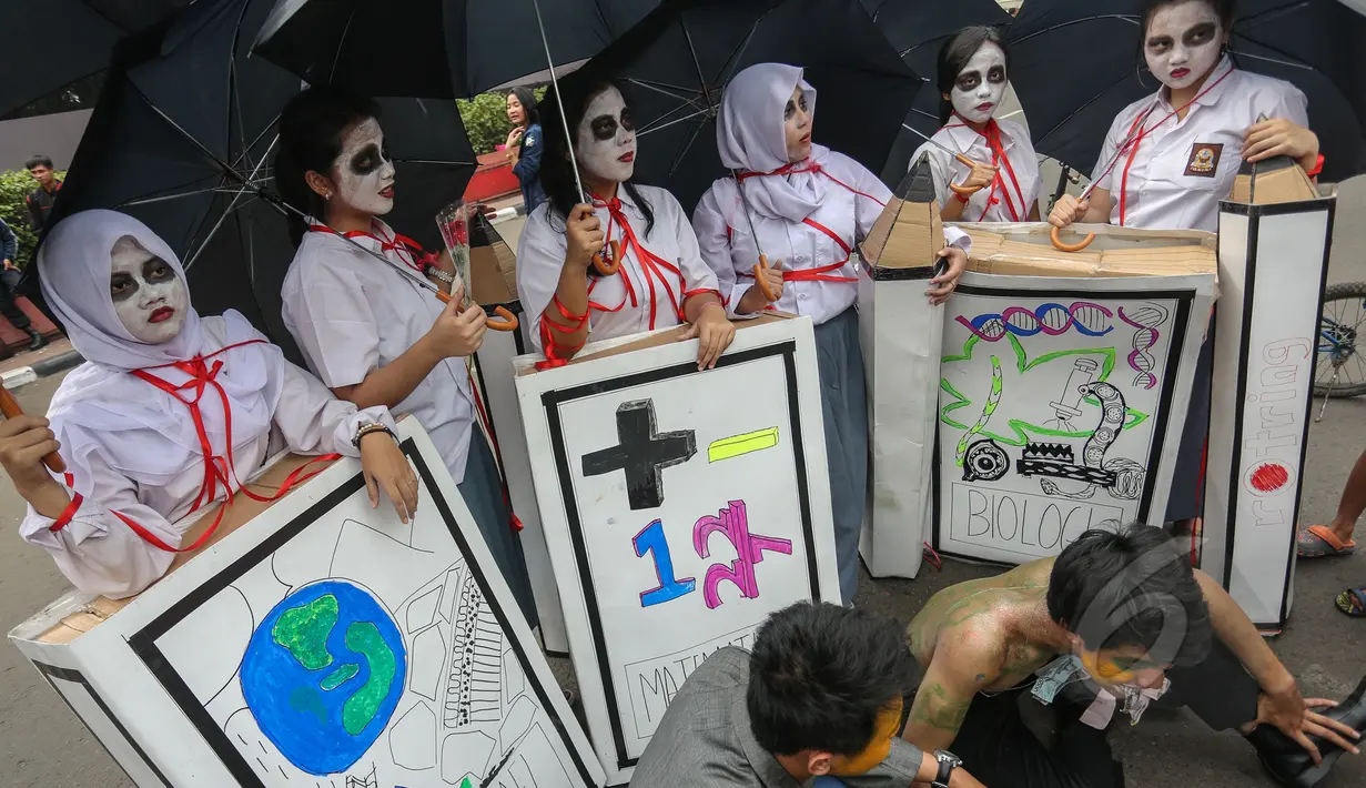 Sejumlah mahasiswa melakukan aksi teatrikal bertema 'Revolusi Pendidikan' dalam rangka memperingati Hari Pendidikan Nasional (Hardiknas) di Bundaran HI, Jakarta, Minggu (3/5/2015). (Liputan6.com/Faizal Fanani) 