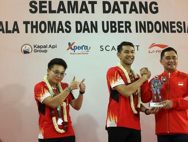 Kapten tim bulu tangkis putra Indonesia untuk Thomas Cup 2024, Fajar Alfian (tengah) dan kapten tim bulu tangkis putri Indonesia untuk Uber Cup 2024, Apriyani Rahayu (kiri) mendapatkan sambutan dari Sekjen PP PBSI, Fadil Imran di Gedung VVIP Terminal 3 Bandara Soekarno Hatta, Tangerang, Banten, Senin (06/05/2024). (Bola.com/M Iqbal Ichsan)