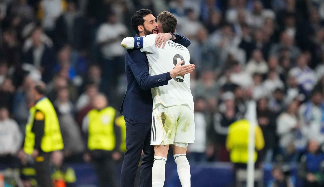 Tujuh menit berselang, Federico Valverde kembali mencatatkan namanya di papan skor, setelah umpan terobosan Vinicius Junior dari sisi kiri berhasil ia selesaikan dengan tembakan mendatar. Real Madrid unggul 2-0. Tampak dalam foto, pelatih kepala Real Madrid, Alvaro Arbeloa (kiri), memeluk Federico Valverde pada pertandingan leg pertama babak 16 besar Liga Champions 2025/2026 melawan Manchester City di stadion Santiago Bernabeu, Rabu 11 Maret 2026 waktu setempat atau Kamis 12 Maret 2026 dini hari WIB. (AP Photo/Jose Breton)