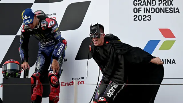 Foto: Trio Pinjam Dulu Seratus Berhasil Naik Podium di MotoGP Mandalika 2023, Maverick Vinales Selebrasi Pakai Kostum Batman