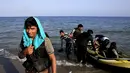 Para imigran Afghanistan tiba di pulau Yunani Kos usai mendayung melintasi Laut Aegea antara Turki dan Yunani pada, (8/8/2015). PBB dan UNHCR memperkirakan bahwa Yunani telah menerima lebih dari 107.000 pengungsi. (REUTERS/Yannis Behrakis)