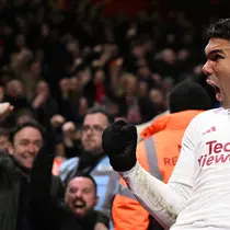 Pemain Manchester United, Casemiro melakukan selebrasi setelah mencetak gol penentu kemenangan timnya ke gawang Nottingham Forest pada laga putaran kelima Piala FA 2023/2024 di The City Ground, Nottingham, Inggris, Kamis (29/02/2024) WIB. (AFP/Oli Scarff)