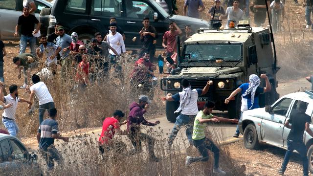 Bentrok Pengunjuk Rasa Palestina dengan Pasukan Israel di Ramallah