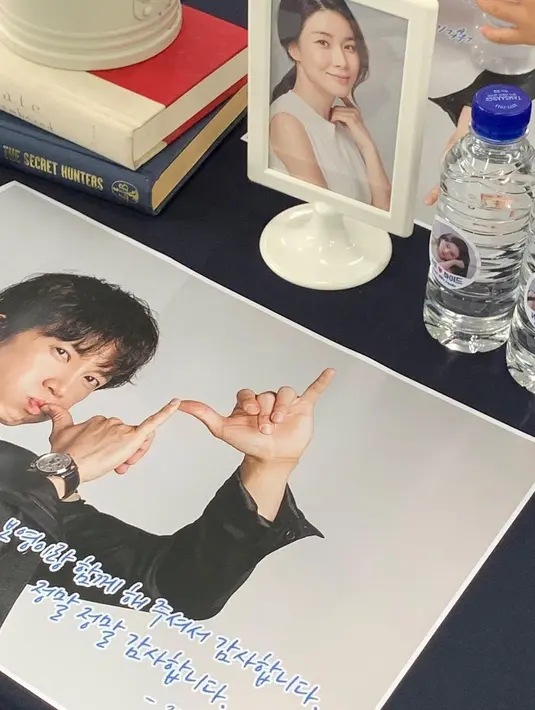 Dalam unggaham lainnya, ada juga mini poster Ji Sung dan foto Lee Bo Young yang terpajang di meja. (Foto: Instagram/ lee.b0.young)