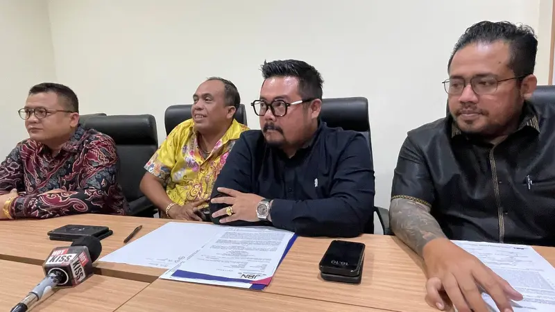 Tim kuasa hukum Selebram Lisa Mariana Presley saat melakukan konferensi pers di Jakarta.