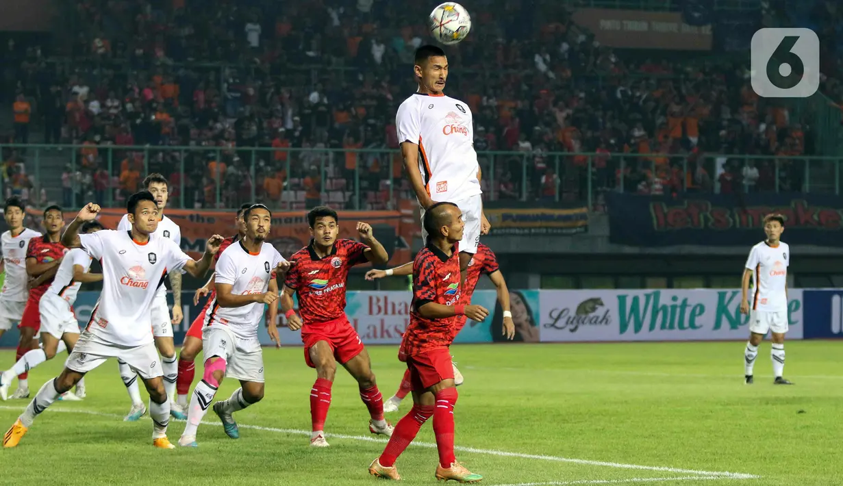 Insiden mati lampu di Stadion Patriot Candrabhaga terjadi saat laga baru berjalan 15 menit dan skor masih imbang tanpa gol. Meski harus menunggu lama, baik Persija maupun Ratchaburi sepakat tetap melanjutkan pertandingan. (Liputan6.com/Herman Zakharia)