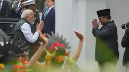 Presiden Prabowo Subianto menyambut Perdana Menteri India Narendra Modi saat tiba di Istana Merdeka, Jakarta, Selasa, 7 Juli 2026. (AP Photo/Achmad Ibrahim)