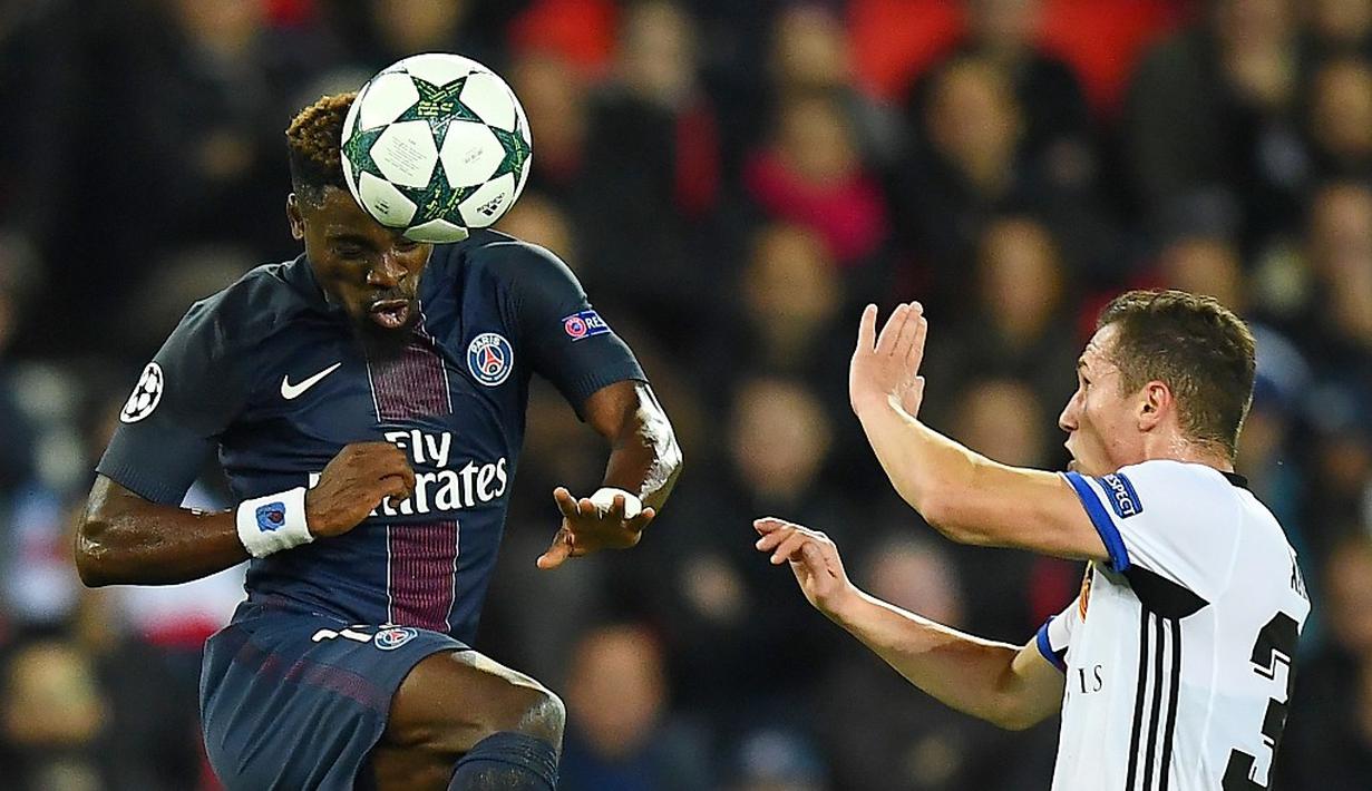 Pemain PSG, Serge Aurier (kiri), berebut bola dengan pemain Basel, Taulant Xhaka, dalam laga lanjutan Grup A Liga Champions di Stadion Parc Des Princes, Paris, Kamis (20/10/2016) dini hari WIB. (AFP/Franck Fife)
