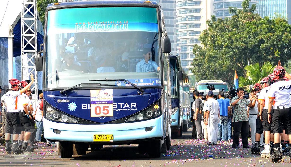 Sejumlah bus mudik gratis diberangkatkan dari kawasan Parkir Timur Senayan, Jakarta, Sabtu (11/7/2015). 30.648 pemudik mengikuti mudik gratis yang diselenggarakan Jasa Raharja. (Liputan6.com/Yoppy Renato) 