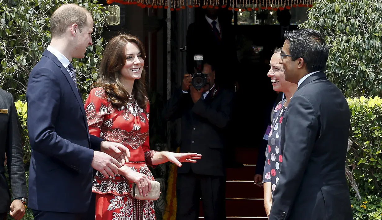 Pangeran William dan istrinya Kate Middleton Duchess of Cambridge berbincang dengan staf hotel saat tiba di  hotel Taj Mahal Palace, Mumbai , India , (10/4). Pangeran William melakukan kunjungan ke India bersama istrinya. (REUTERS / Danish Siddiqui)