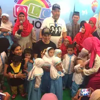 Vino G Bastian mengajari akting anak balita. (Ruswanto/Bintang.com)