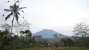 Sejumlah warga mengamati kondisi Gunung Agung, kawasan Karangasem, Bali, Sabtu (2/12). Hingga hari ini, penampakan asap dari kawah Gunung Agung semakin berkurang dibanding beberapa hari lalu. (Liputan6.com/Immanuel Antonius)