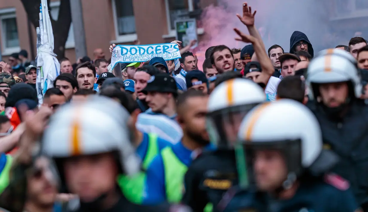 Para pendukung Olympique Marseille berkumpul untuk menonton pertandingan melawan FC Salzburg di Red Bull Arena, Austria (3/5). (JFK / EXPA / APA / AFP)