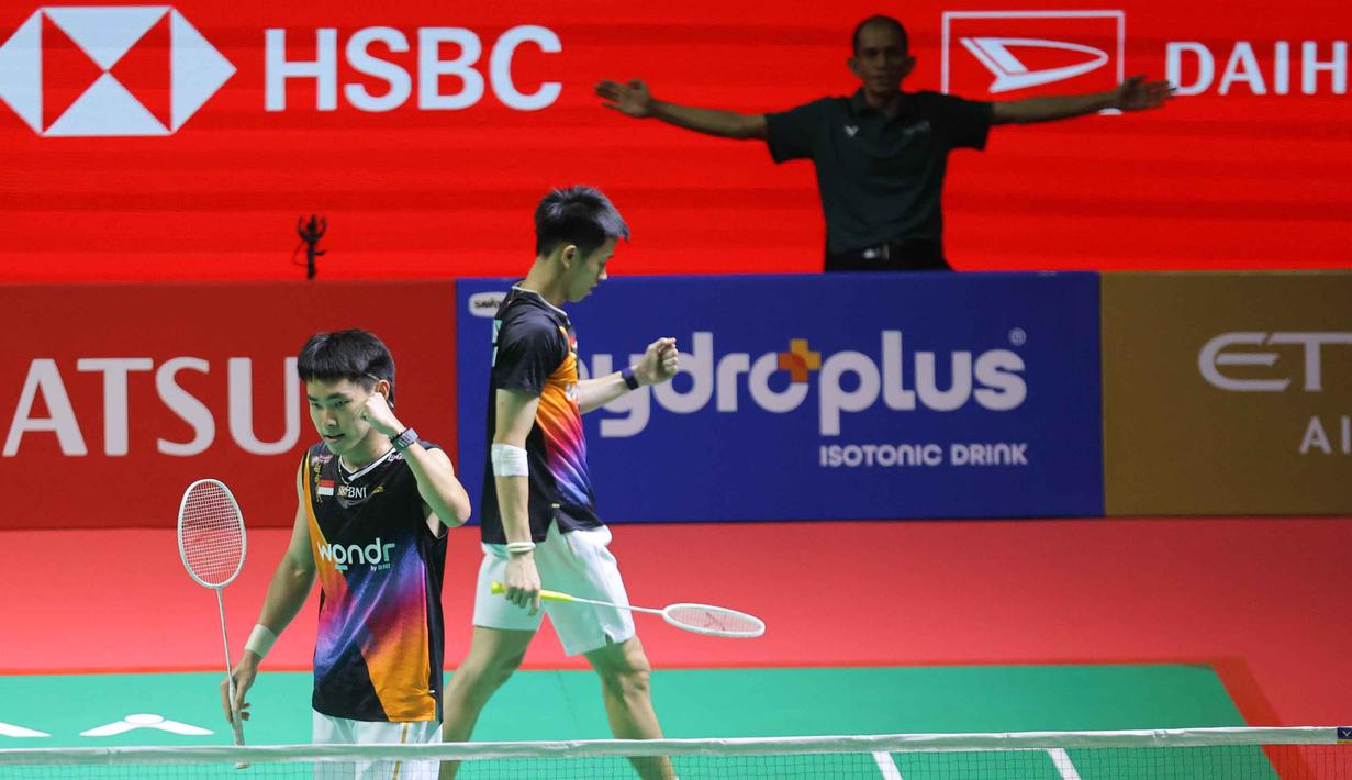 Bertanding Istora Gelora Bung Karno, Senayan, Jakarta, Minggu (25/1/2026), Raymond Indra/Nikolaus Joaquin kalah lewat pertarungan dua set langsung dengan skor 19-21 dan 13-21. Tampak dalam foto, pebulu tangkis ganda putra Indonesia, Raymond Indra/Nikolaus Joaquin saat bertanding melawan wakil Malaysia, Goh Sze Fei/Nur Izzuddin Rumsani pada final Indonesia Masters 2026 di Istora Gelora Bung Karno, Senayan, Jakarta, Minggu (25/1/2026). (Bola.com/Bagaskara Lazuardi)