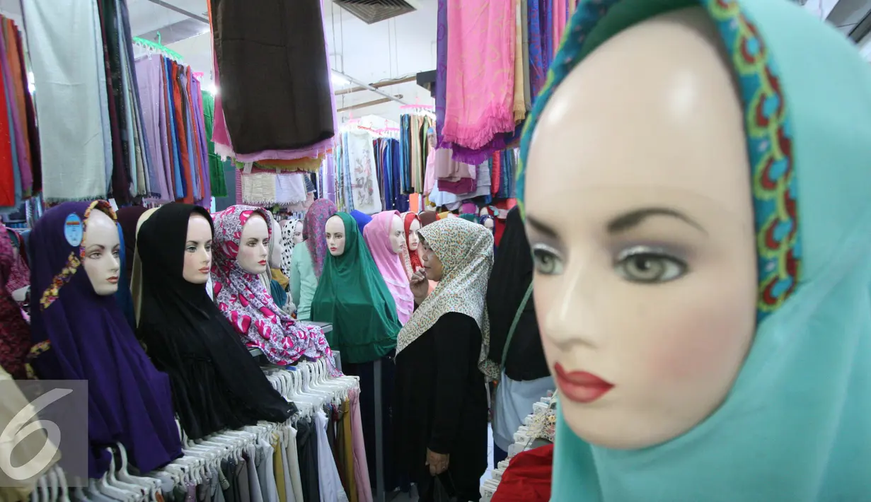Pengunjung mengamati jilbab yang di jual di pasar Beringharjo, Yogyakarta, Rabu, (8/6/2016). Saat bulan ramadan, penjualan pakaian muslim mengalami peningkatan. (Liputan6.com/Boy Harjanto)