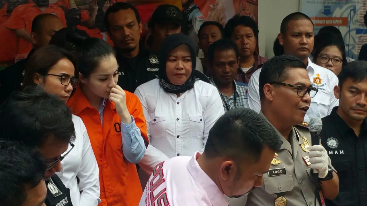 Jennifer Dunn memakai baju tahanan