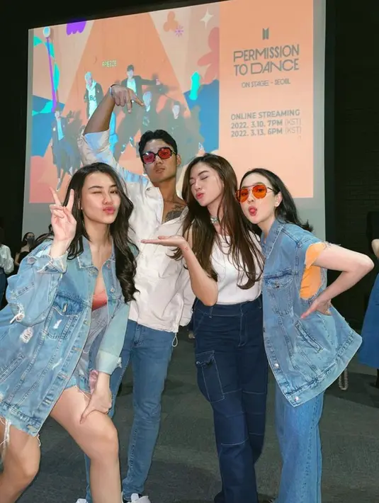 Bersama Agatha Pricilla, Aaliya dengan gaya foto memanyunkan bibir sambil pose dua jari tampil kompak mengenakan jaket denim. [@aaliyah.massaid]